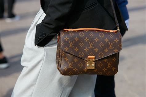 hoe herken je een neppe louis vuitton sjaal|More.